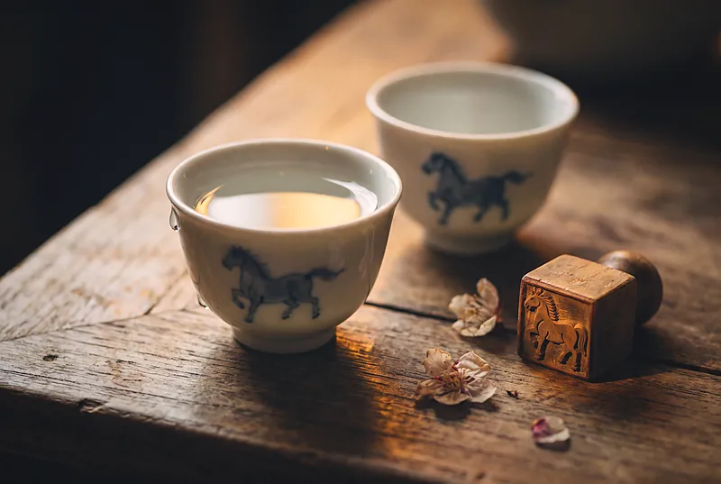 诗里的马，杯中的酒