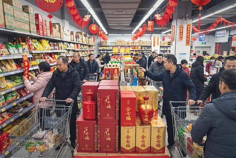 超市年货区的齐福礼盒