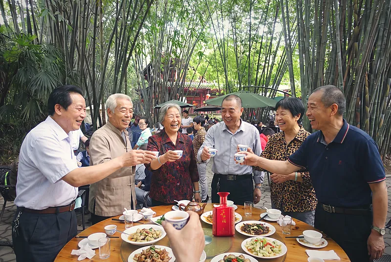 Bainian Qifu · 8 in A Chengdu teahouse