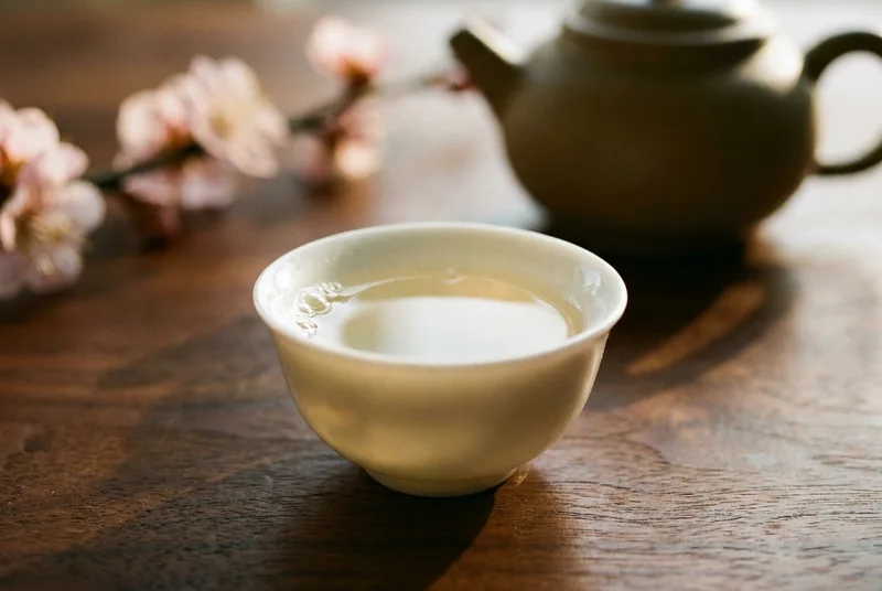 倒满白酒的中式小酒杯特写